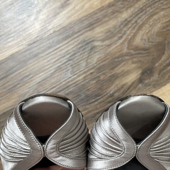 Gucci Satin Runway Bow Heels - Picture 11 of 16